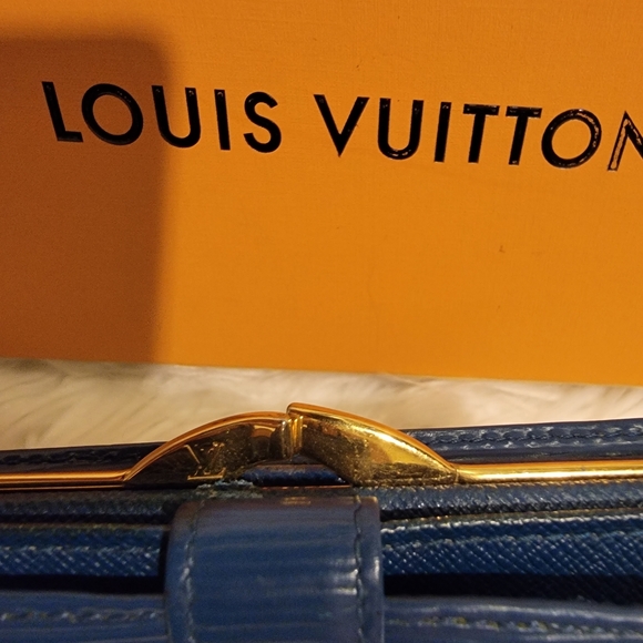 Authentic LV Epi blue snap wallet - Picture 13 of 14